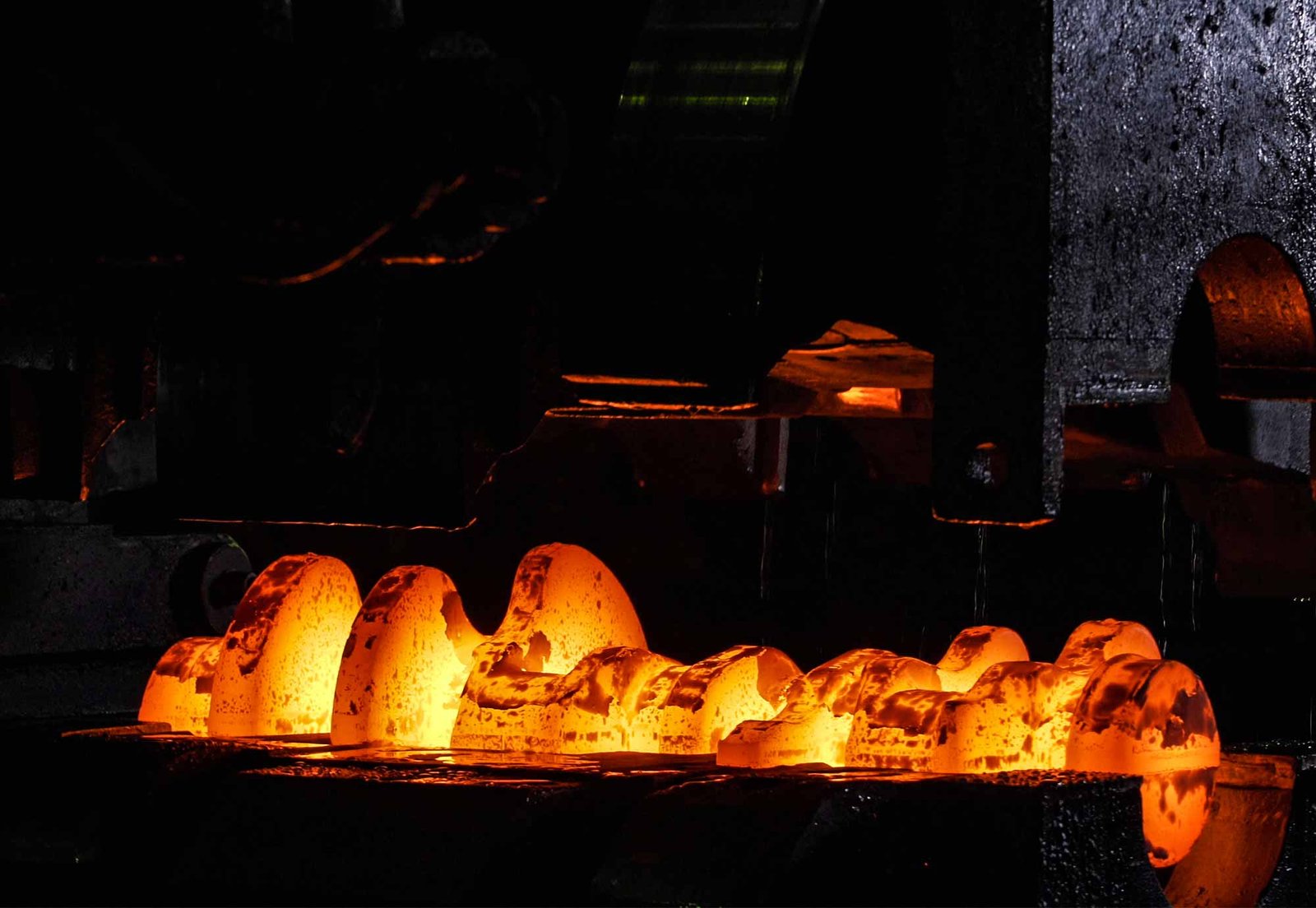 Closed die forging press and forged components